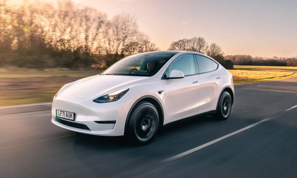 Tesla: Μείωση στις τιμές 3 οχημάτων κατά 2.000 δολάρια -Πέρασε μια δύσκολη εβδομάδα με περικοπές και απολύσεις